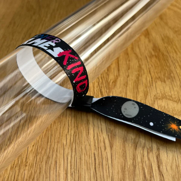 Bedrucktes PET-Stoff-Einlassband mit Kunststoffselbstverschluss auf einem Tisch