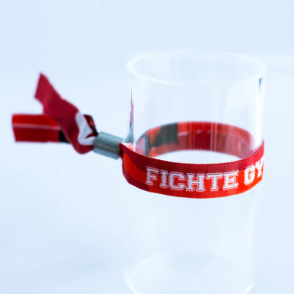 Rotes gewebtes Einlassband mit Aluhülse auf Glaszylinder