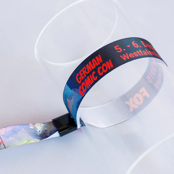 Schwarzes Stoff-Einlassband mit flachem Standard-Kunststoffverschluss auf Glaszylinder