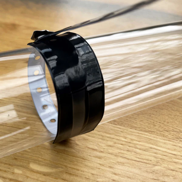 Schwarzes PVC-Einlassband um einen Glaszylinder gewickelt