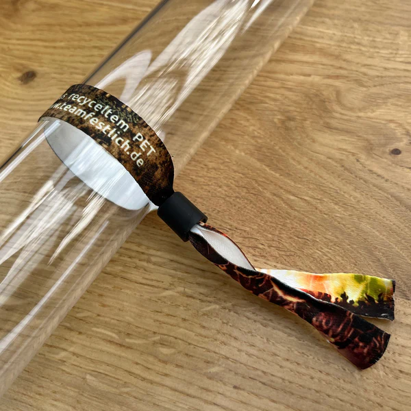 Bedrucktes PET-Stoff-Einlassband mit zweiteiligem Kunststoffverschluss auf einem Tisch