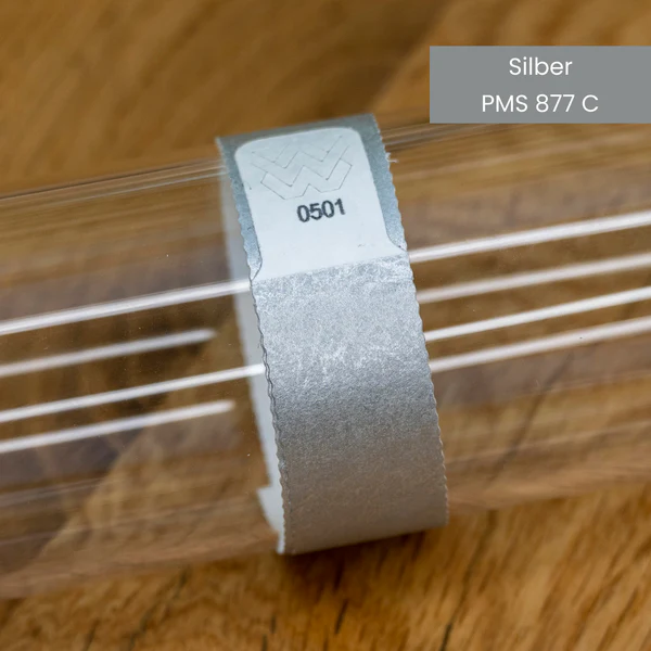 Silber-farbenes Tyvek-Einlassband mit Nummer PMS 877 C auf Glaszylinder