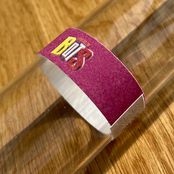 Bordeauxfarbenes mehrfarbig bedrucktes Tyvek-Einlassband auf Glaszylinder