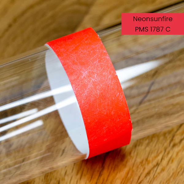 Neonsunfire-farbenes Tyvek-Einlassband mit Nummer PMS 1787 C auf Glaszylinder