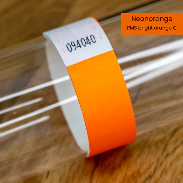 Neonorange-farbenes Tyvek-Einlassband PMS bright orange C auf Glaszylinder