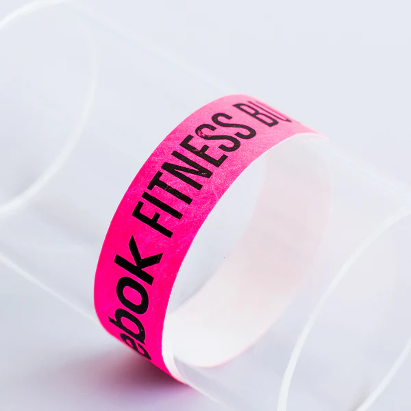 Pinkes bedrucktes Tyvek-Einlassband auf Glaszylinder