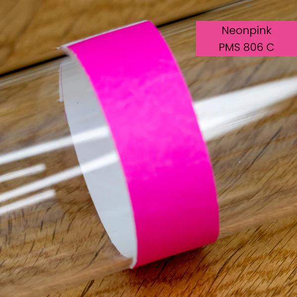 Neonpink-farbenes Tyvek-Einlassband mit Nummer PMS 806 C auf Glaszylinder