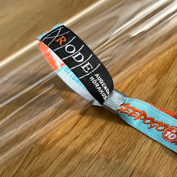 Mehrfarbig gewebtes Einlassband mit Metallverschluss auf Glaszylinder