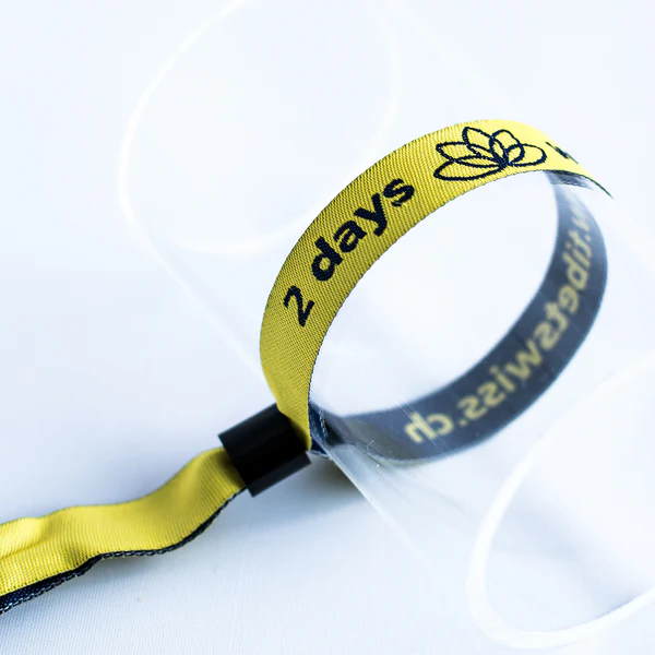 Gelbes gewebtes Einlassband mit schwarzem Kunststoff-Selbstverschluss, bedruckt mit Text