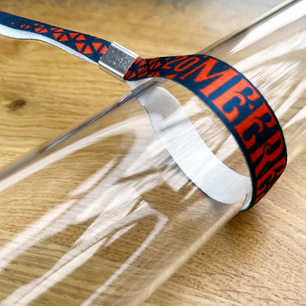 Bedrucktes PET-Stoff-Einlassband mit Aluhülse auf einem Tisch