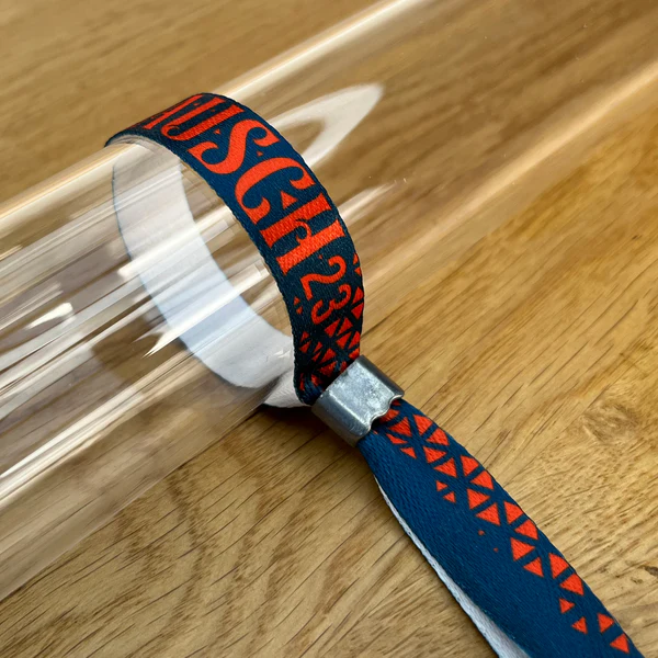 Bedrucktes PET-Stoff-Einlassband mit Metallselbstverschluss auf einem Tisch