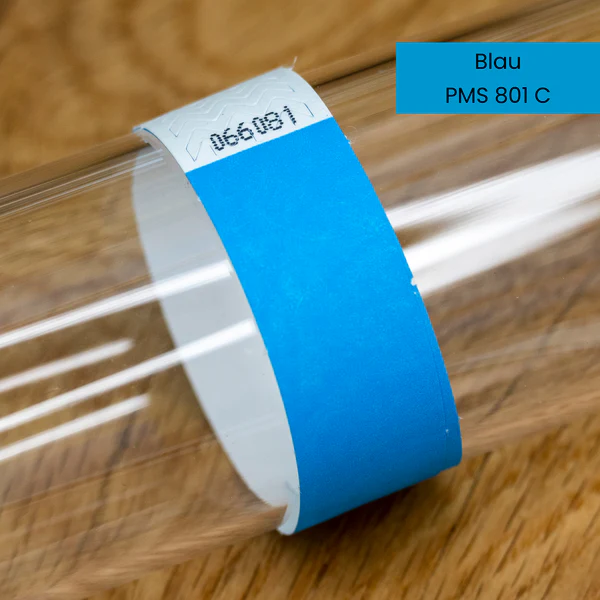 Blau-farbenes Tyvek-Einlassband mit Nummer PMS 801C auf Glaszylinder