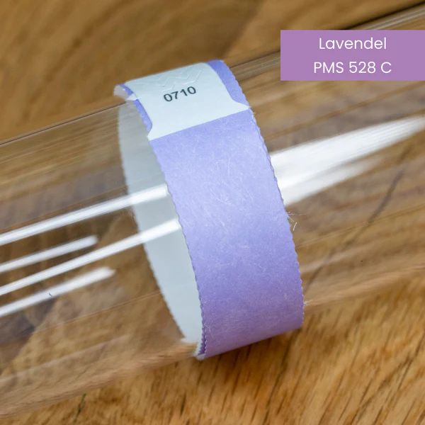 Lavendel-farbenes Tyvek-Einlassband mit Nummer PMS 528 C auf Glaszylinder