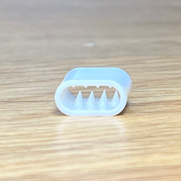 flacher Kunststoffverschluss in weißer Farbe