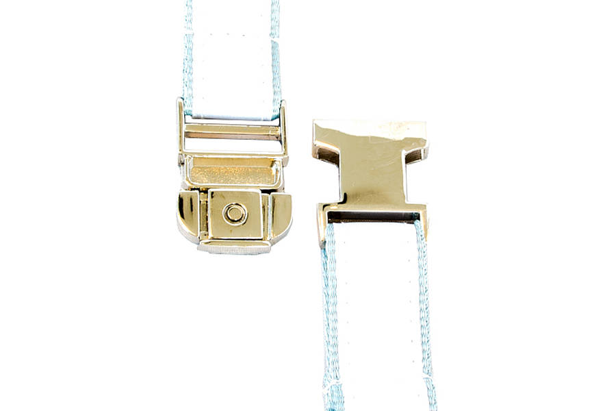 Metall-Clip mit einem weißen Schlüsselband