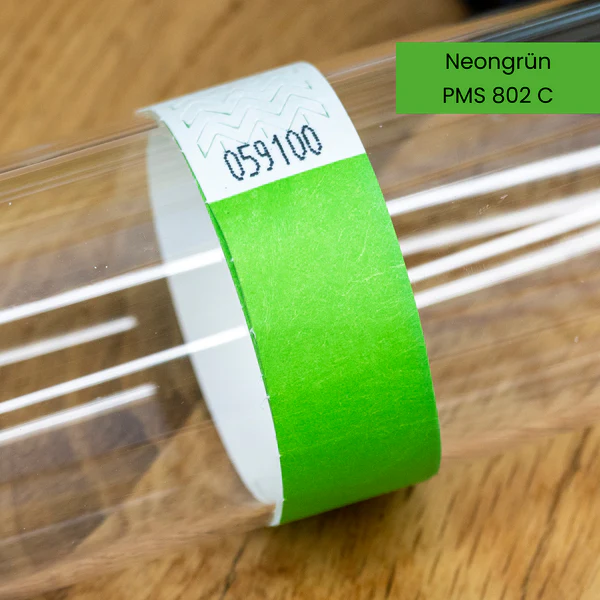 Neongrün-farbenes Tyvek-Einlassband mit Nummer PMS 802 C auf Glaszylinder