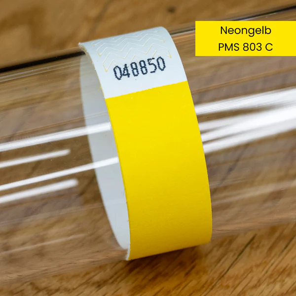 Neongelb-farbenes Tyvek-Einlassband mit Nummer PMS 803 C auf Glaszylinder
