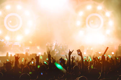 Publikumshände als Silhouetten vor hellem Bühnenlicht