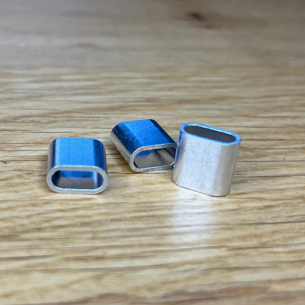 Aluhülsen auf einem Tisch