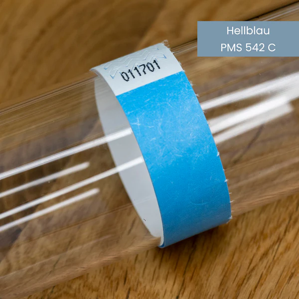 Hellblau-farbenes Tyvek-Einlassband mit Nummer PMS 542 C auf Glaszylinder