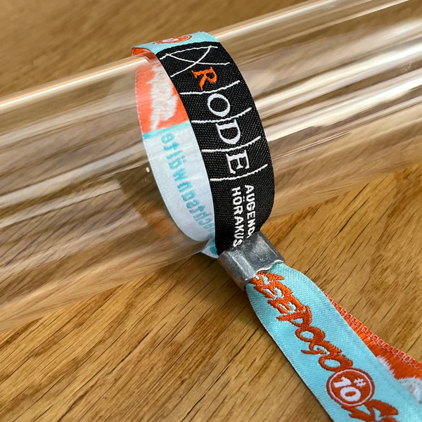 Mehrfarbig gewebtes Einlassband mit Metallverschluss auf Glaszylinder