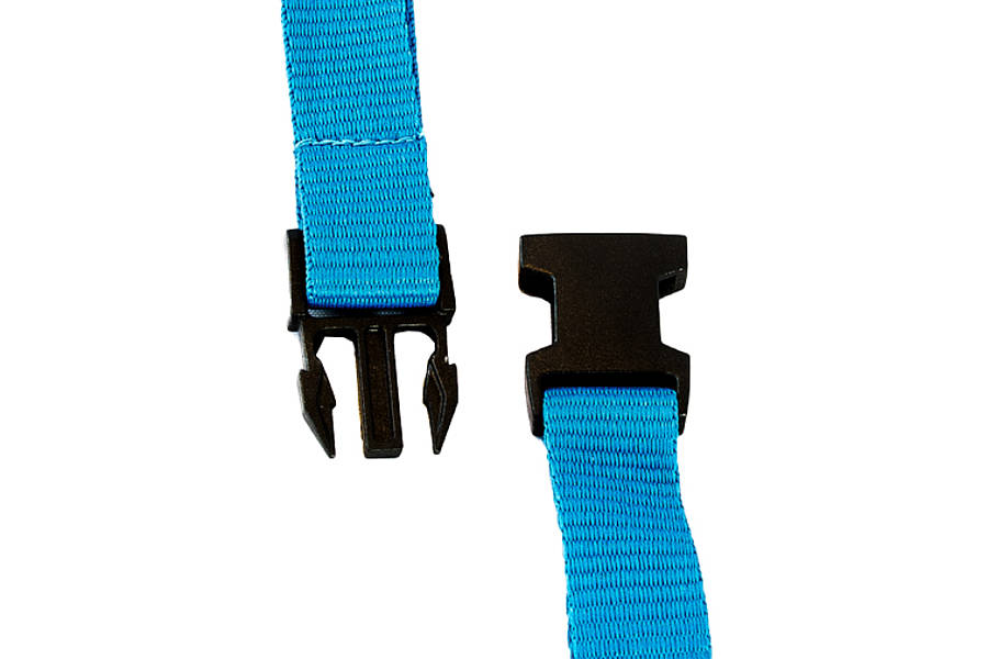 Plastik-Clip mit einem blauen Schlüsselband