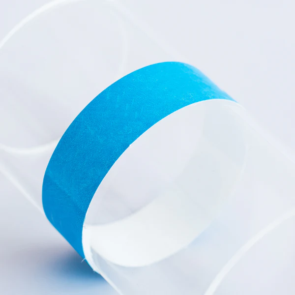 Unbedrucktes blaues Tyvek-Einlassband auf Glaszylinder